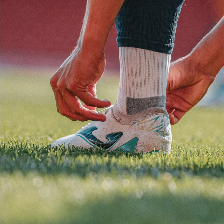 STRIKER 2502 WHITE FIRM GROUND